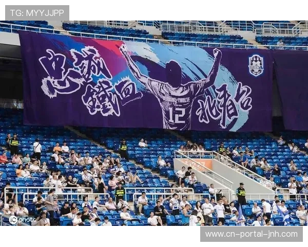 天津主场举办主题球衣夜活动，现场球迷组成巨大Tifo图案。